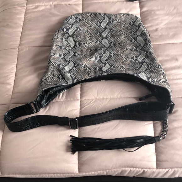 Snake print faux sueded handbag with rhinestones - Picture 6 of 8